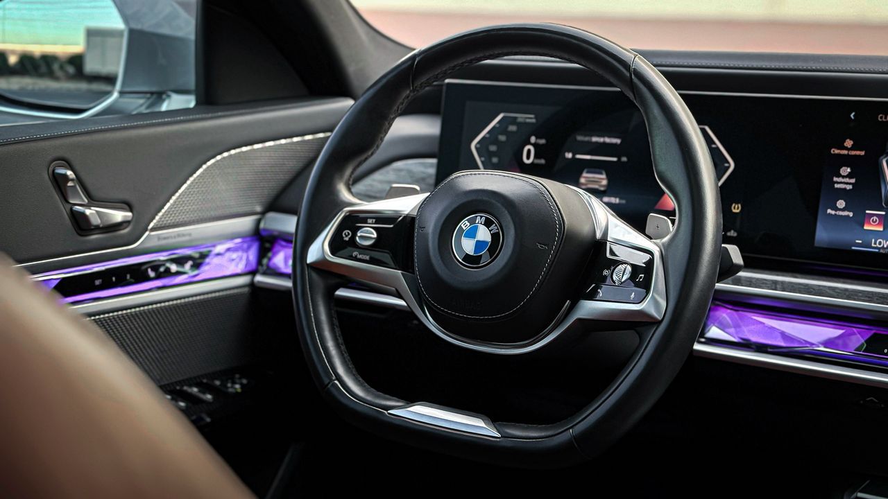 بي إم دبليو 740i 2024 - صورة 1
